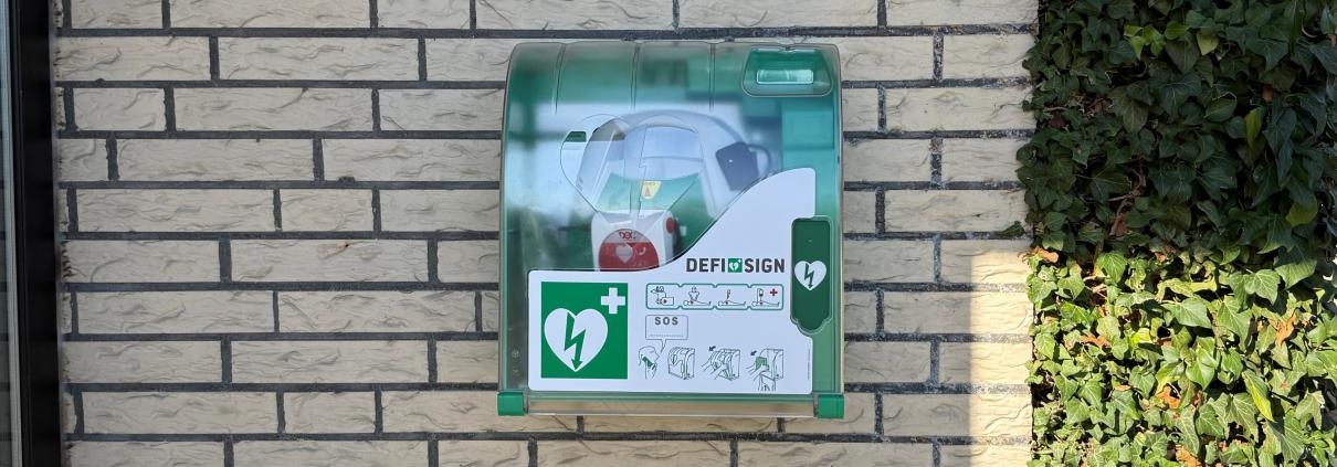 Defibrillator an der Wand montiert