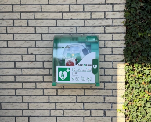Defibrillator an der Wand montiert