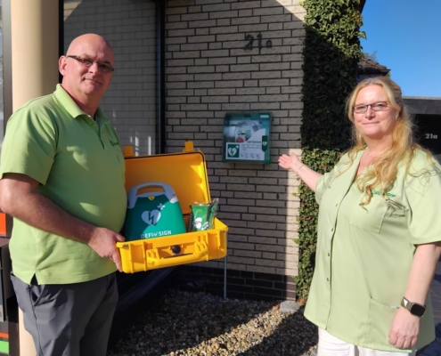Jörg und Melanie Jelden zeigen Defibrillatoren