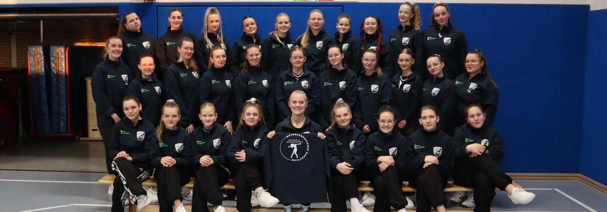 Junge Gruppe Tänzerinnen vom Ostrhauderfehner Dance Team. Haben neue Jacken erhalten.