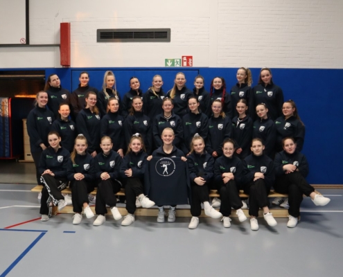 Junge Gruppe Tänzerinnen vom Ostrhauderfehner Dance Team. Haben neue Jacken erhalten.