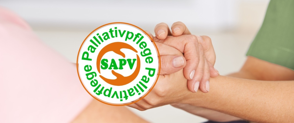 Palliativfachkraft hält Hand einer Seniorin mit Logo Palliativpflege.