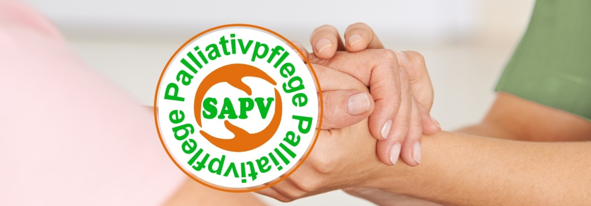 Palliativfachkraft hält Hand einer Seniorin mit Logo Palliativpflege.