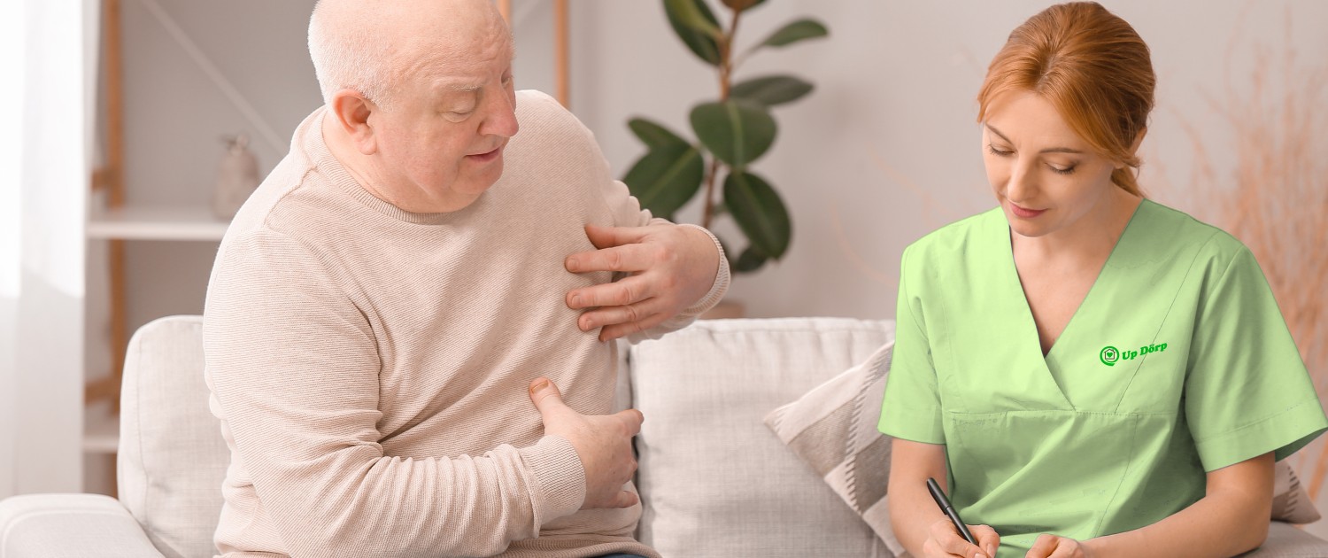 Älterer Mann mit Pflegekraft in der Pflegeberatung.