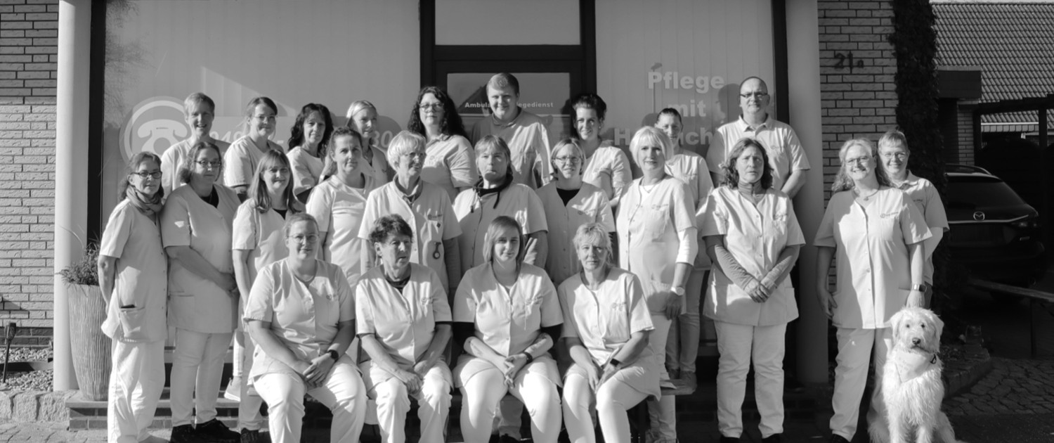 Das Team vom Pflegedienst Up Dörp in grau.